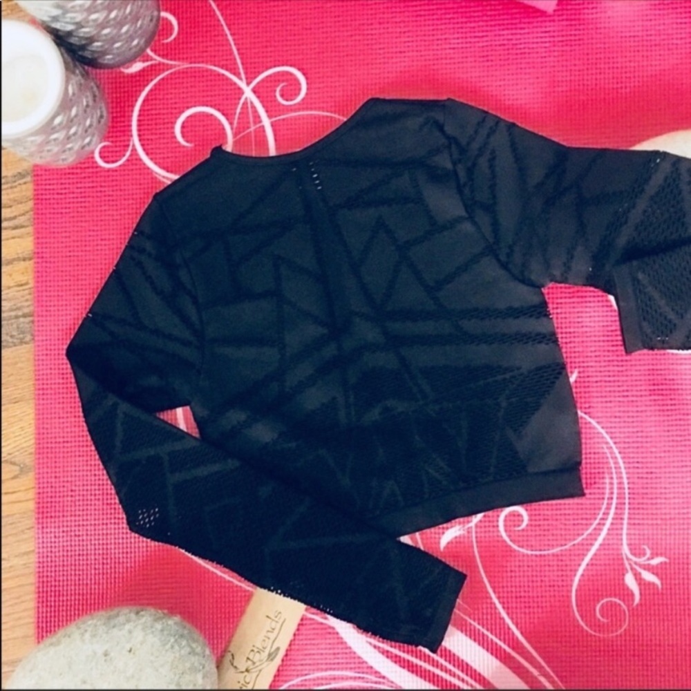 NWOT Fabletics onyx laser cut LS top Demi Lovato M